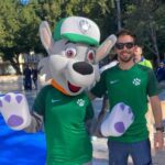 Fernando sonriente junto a la mascota de Argos en la glorieta